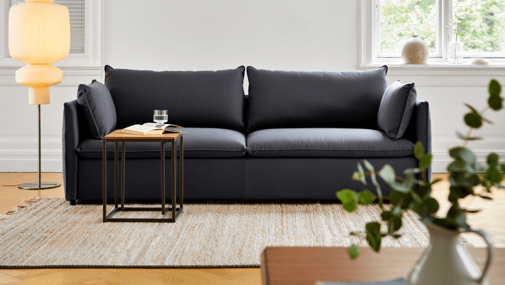 Comment décorer un salon avec un canapé gris foncé ?