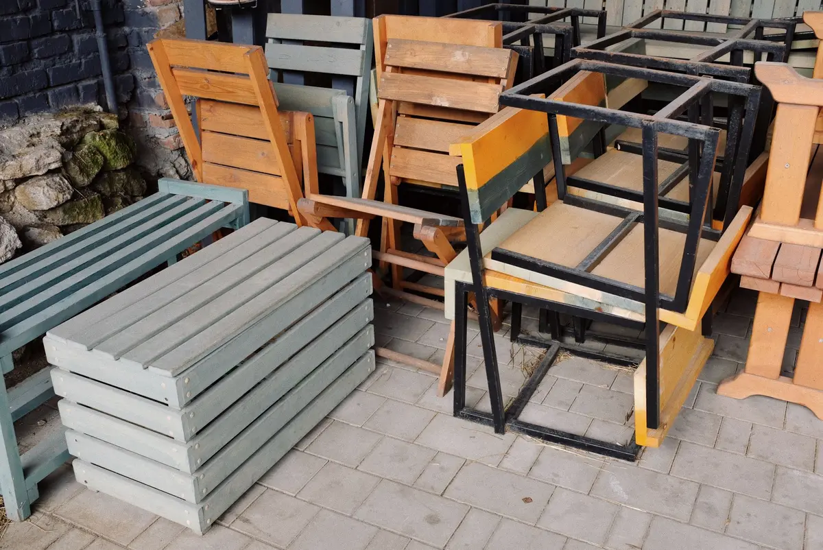 Mobilier de jardin en bois imputrescible et aluminium résistant aux intempéries