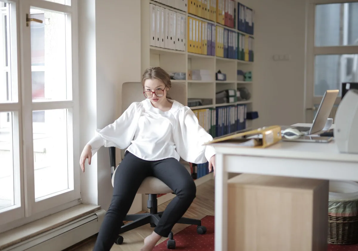 Personne assise correctement sur une chaise ergonomique, le dos droit et les pieds à plat