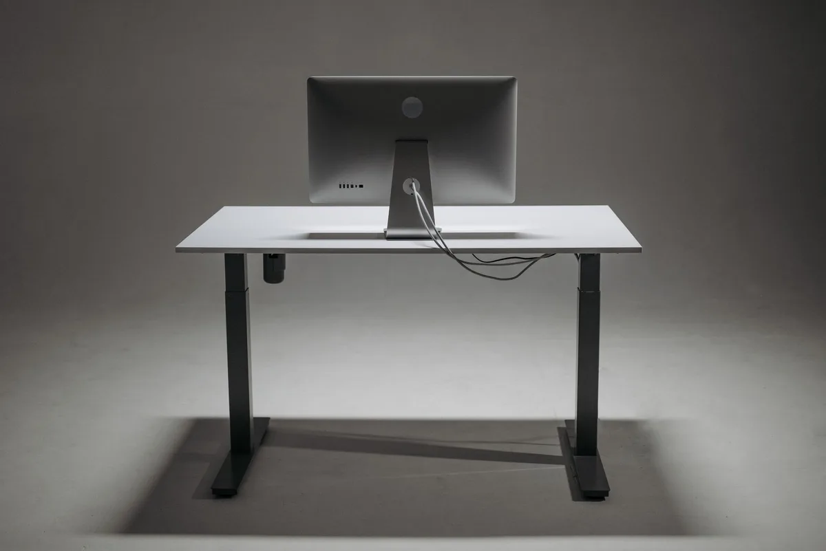 Poste de travail bien aménagé avec écran à hauteur des yeux, clavier et souris accessibles