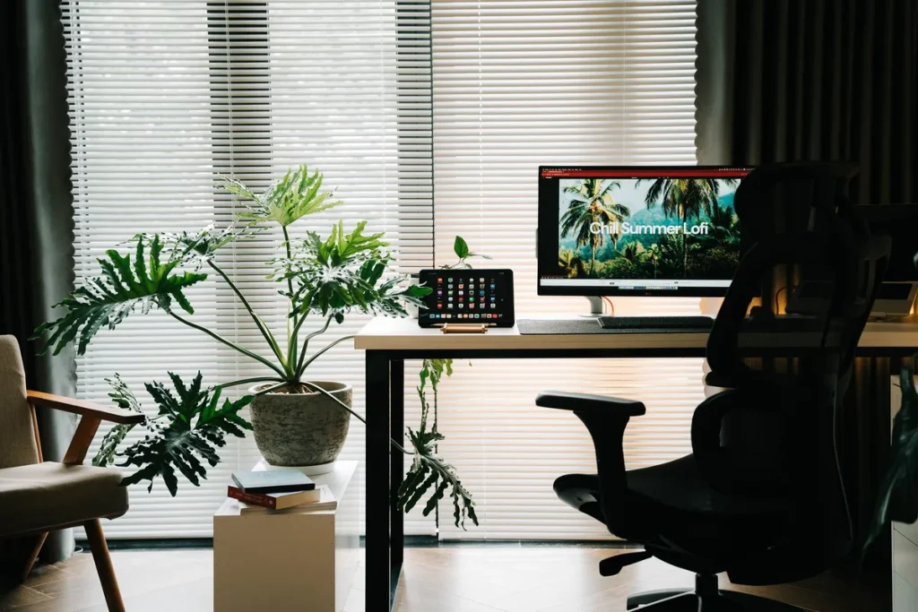 Personne assise à un bureau avec une mauvaise posture, le dos affaissé et la nuque tendue vers l'avant