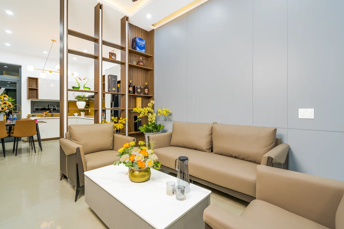 Vue d'ensemble d'un salon avec table basse, canapé et espace de circulation