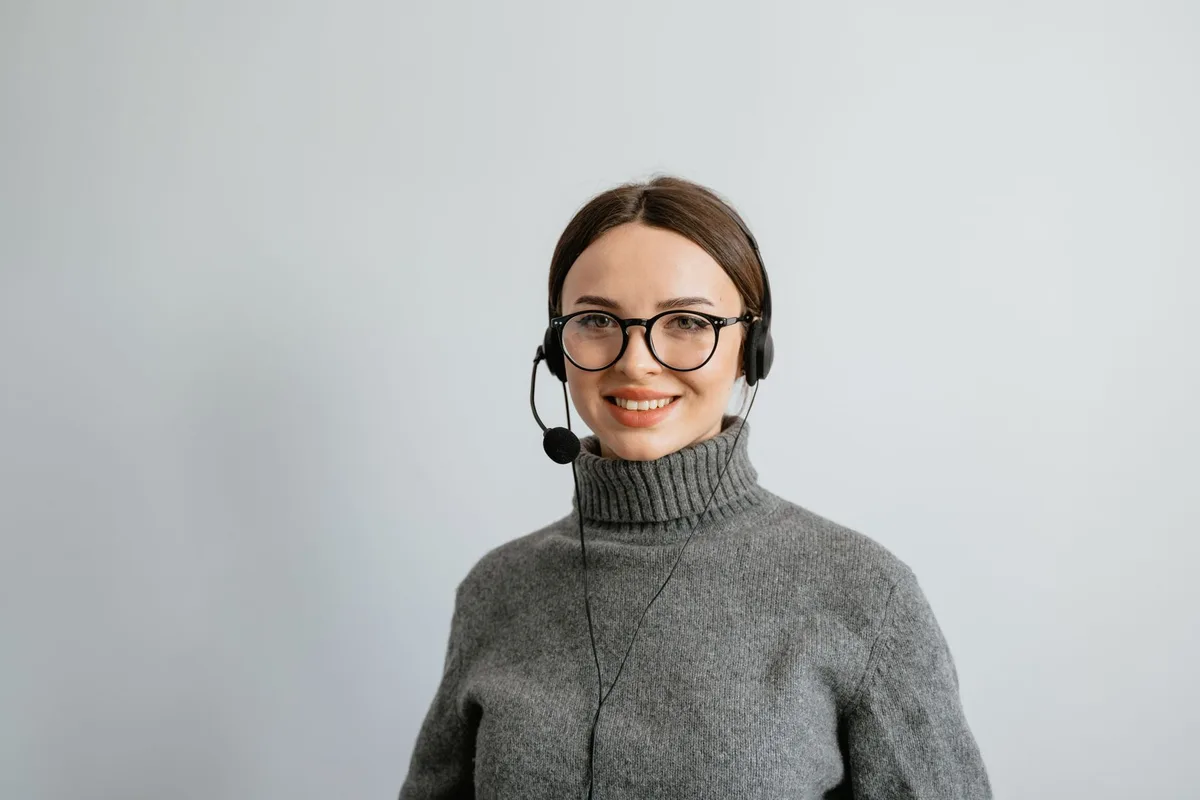 Agent du service client au téléphone assistant un client
