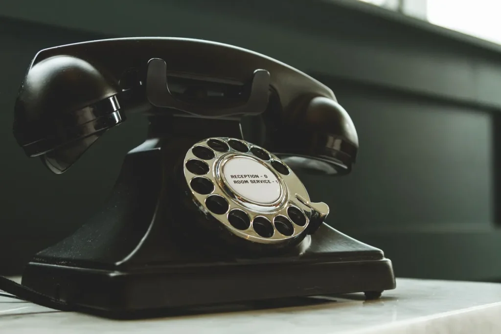 Personne contactant le service client par téléphone avec documents de commande à proximité