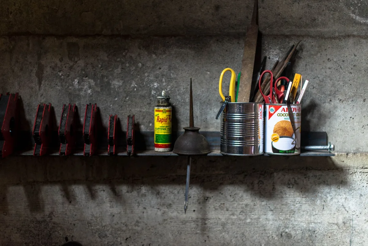 Outils rangés dans un endroit sec et bien aéré pour prévenir la corrosion