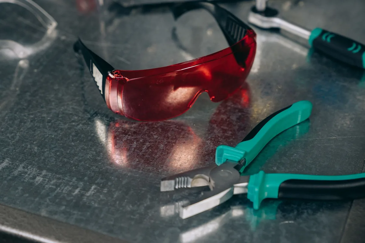 Équipement de sécurité : gants de protection, lunettes de sécurité et cordon d'alimentation
