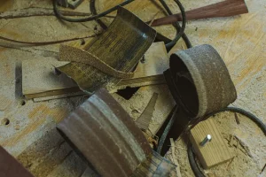 Ponceuse à bande sur un établi avec accessoires d'entretien et équipement de sécurité