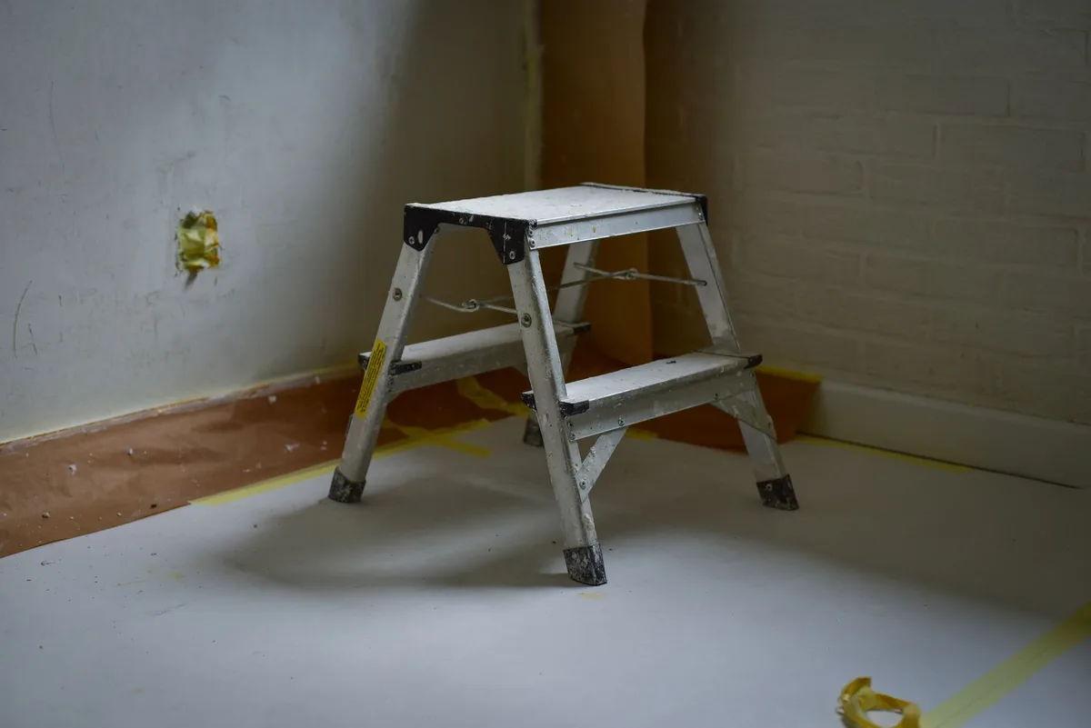 Préparation d'une surface en béton propre et sèche avant la pose de parquet