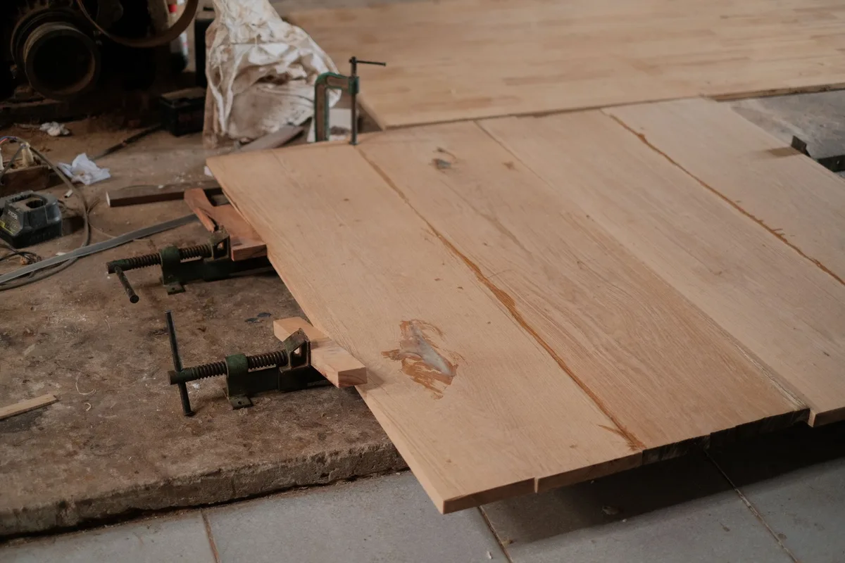 Assemblage de lames de parquet flottant par emboîtement et système de clic