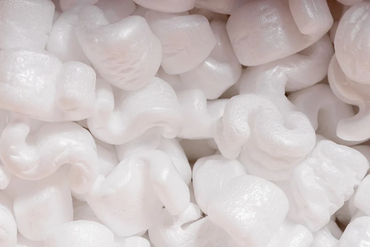 Différents types de matériaux de rembourrage pour pouf : mousse, billes de polystyrène et fibres naturelles.
