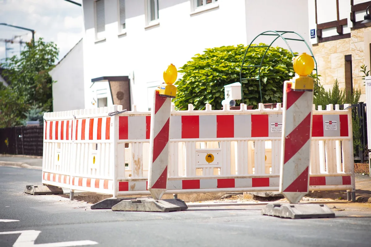 Panneaux de signalisation temporaire et balisage de chantier sur la voirie