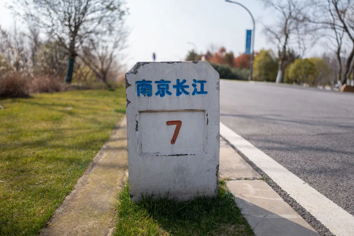 Panneaux d'approche AK5 et marquages de distance avant une zone de travaux