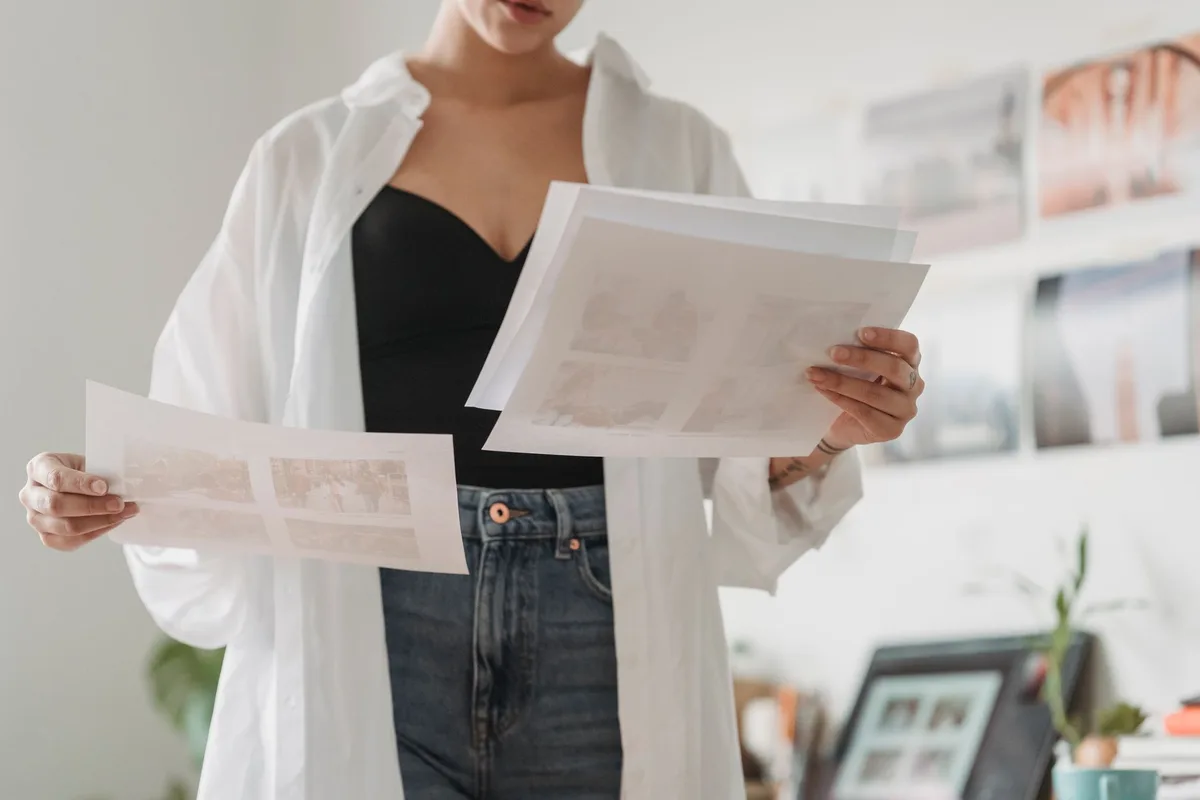 Professionnel montrant des photos de chantiers réalisés et références clients