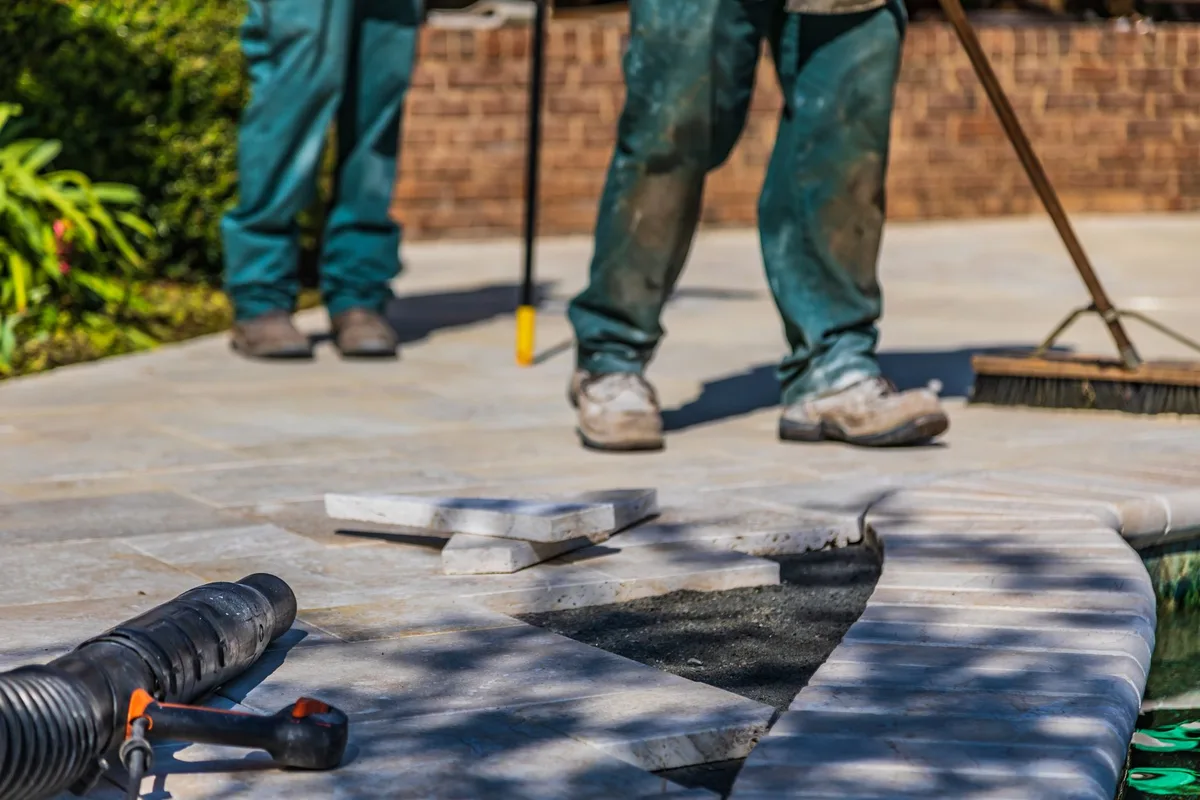 Réalisation des travaux d'aménagement paysager : plantation et construction de terrasse