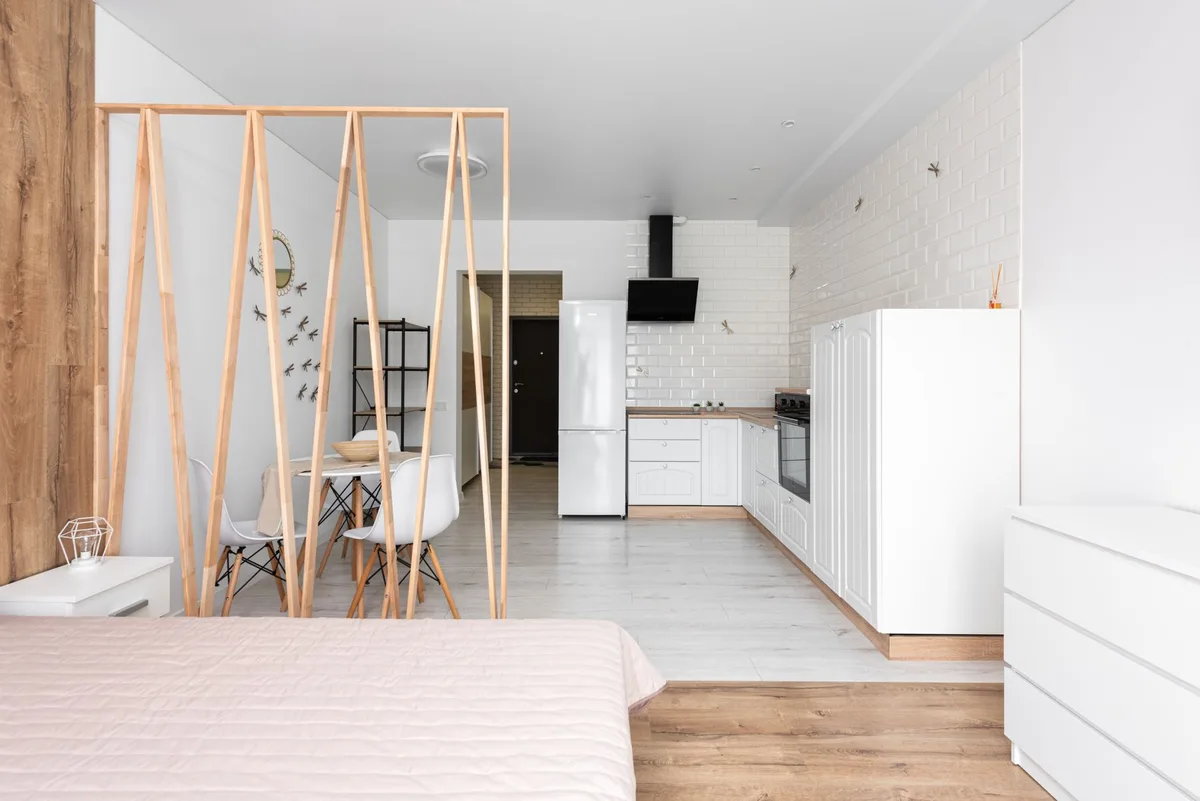 Petit appartement avec canapé convertible optimisant l'espace de vie quotidienne