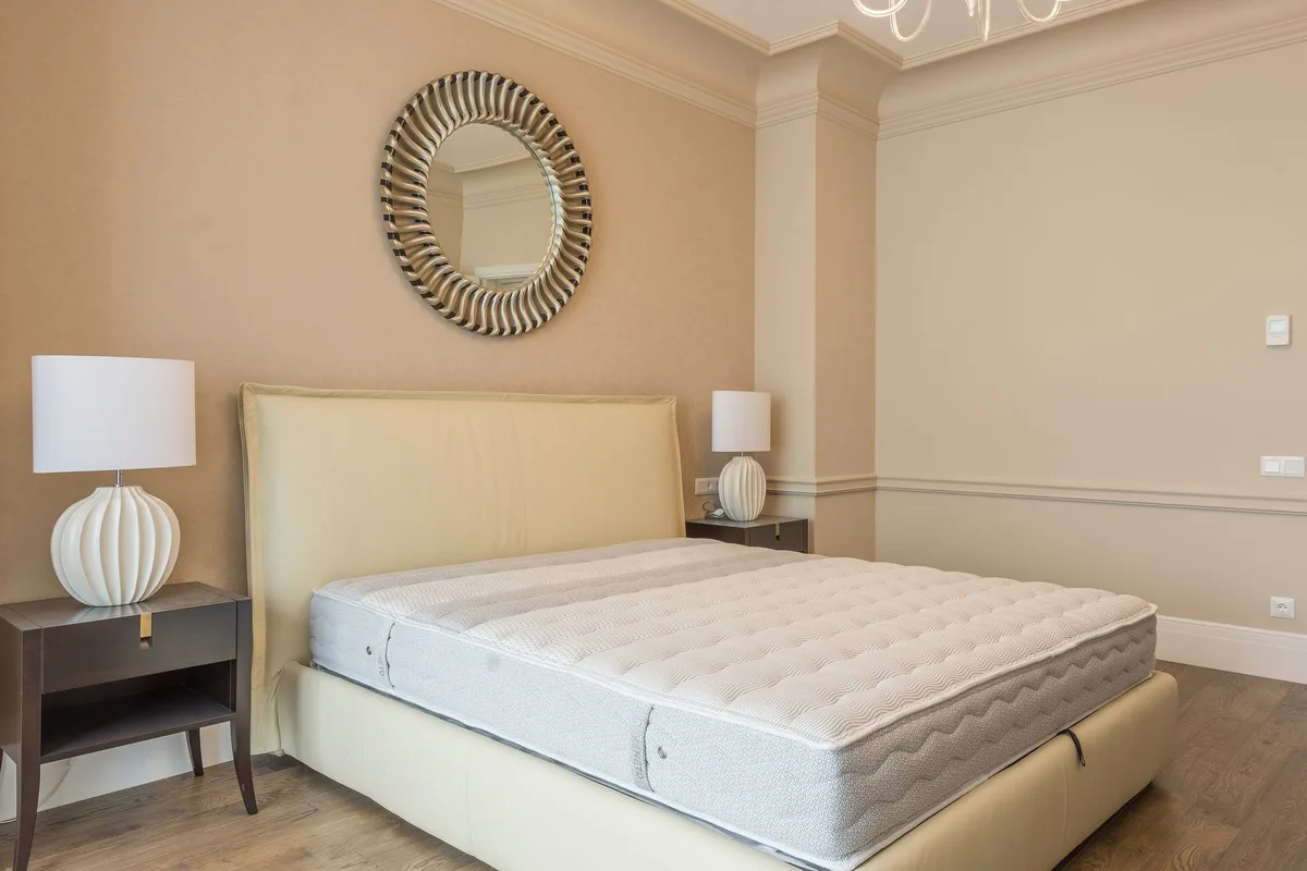 Détail des couches de matelas montrant l'épaisseur et la structure de soutien