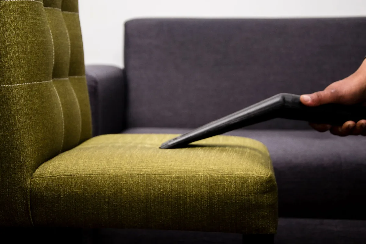 Nettoyage et entretien d'un canapé en tissu avec produit adapté