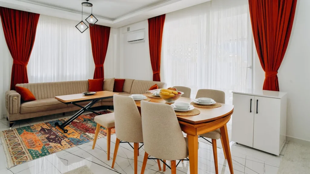 Canapé d'angle moderne dans un salon lumineux avec coussins et revêtement en tissu