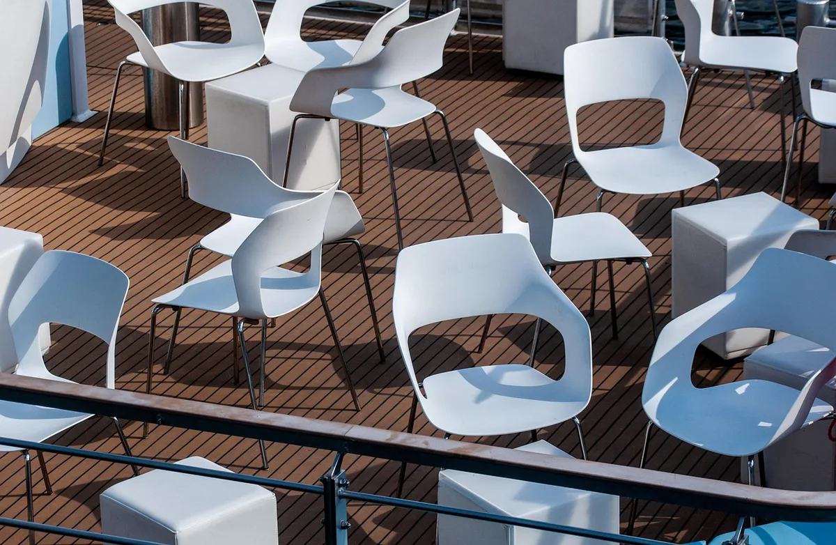 Petite terrasse d'appartement avec mobilier léger et jardinières murales