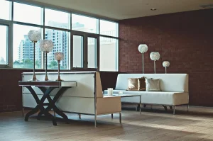 Salon lumineux avec meuble TV moderne et mains rangeant des câbles