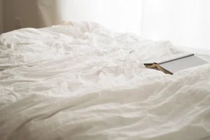 Intérieur automnal chaleureux avec plaids, coussins aux teintes chaudes et bougies