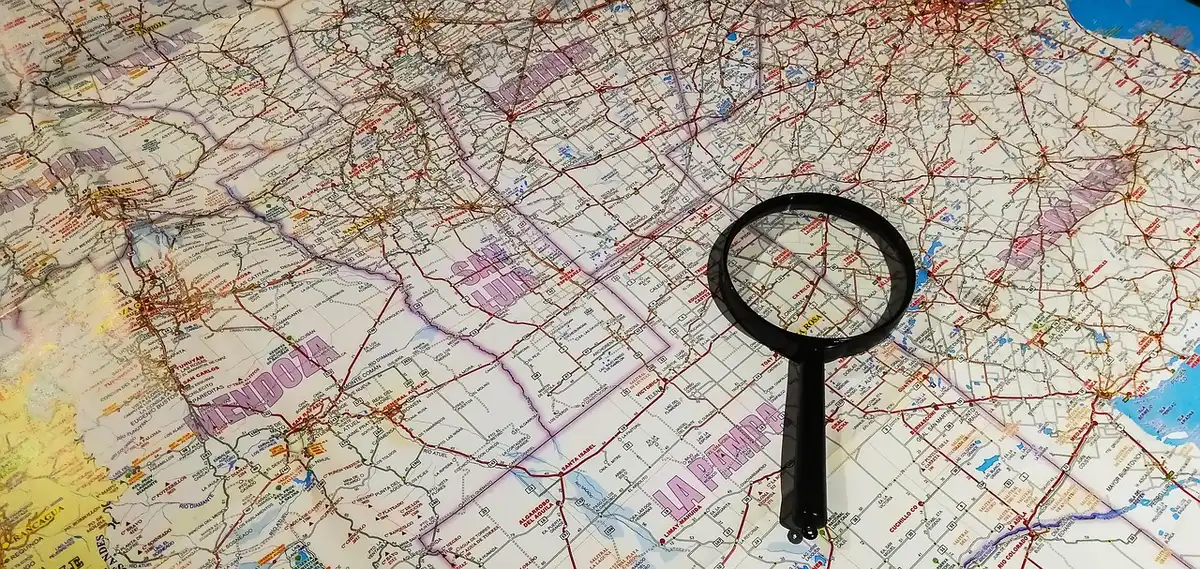 Inspection des coutures d'un canapé avec une loupe et une lampe