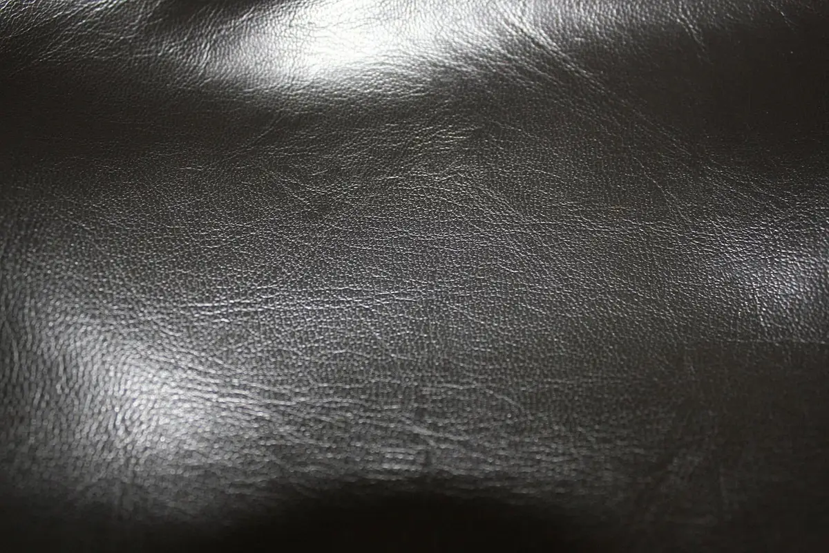 Échantillons de tissu et microfibre posés sur un canapé
