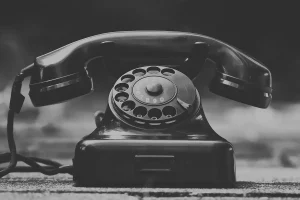 Établi avec outil multifonction, embouts et main gantée en gros plan