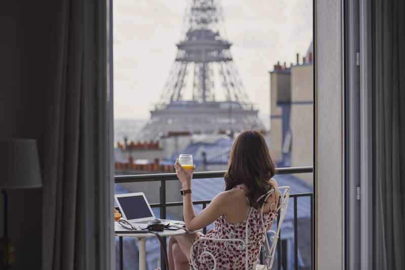 Les femmes et les nomades numériques : pourquoi Paris est l’une des villes les plus sûres et les plus stimulantes pour celles qui voyagent seules ? Servir la Technique à la Maison