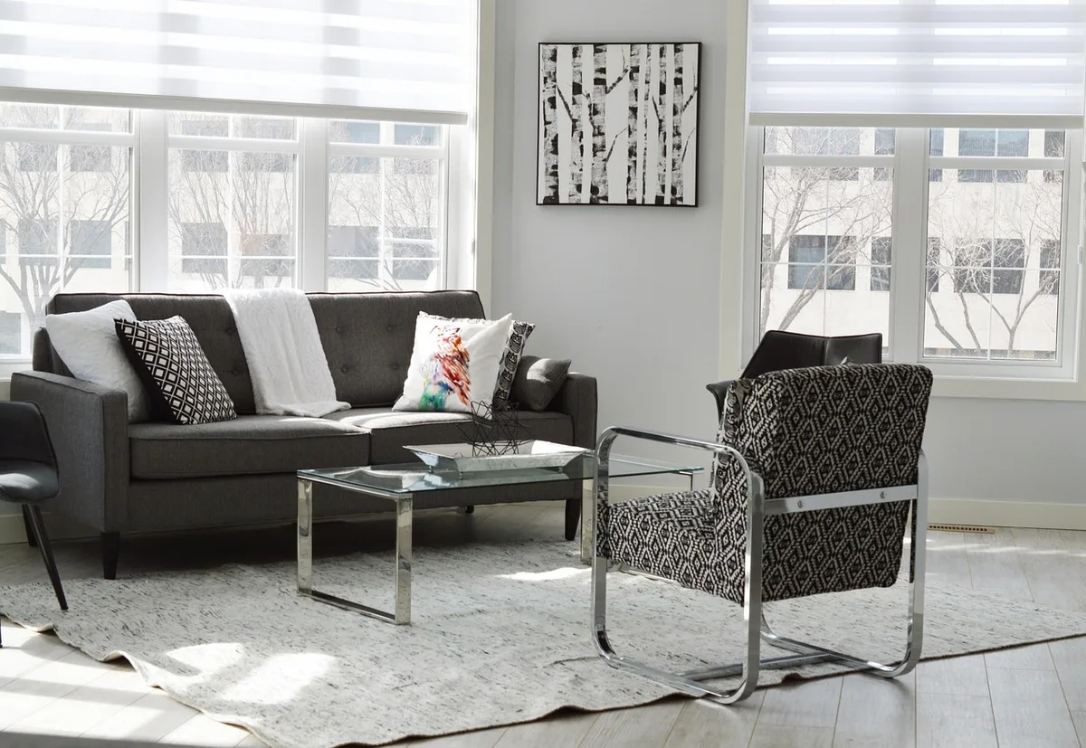 Canapé modulable dans un petit salon optimisé