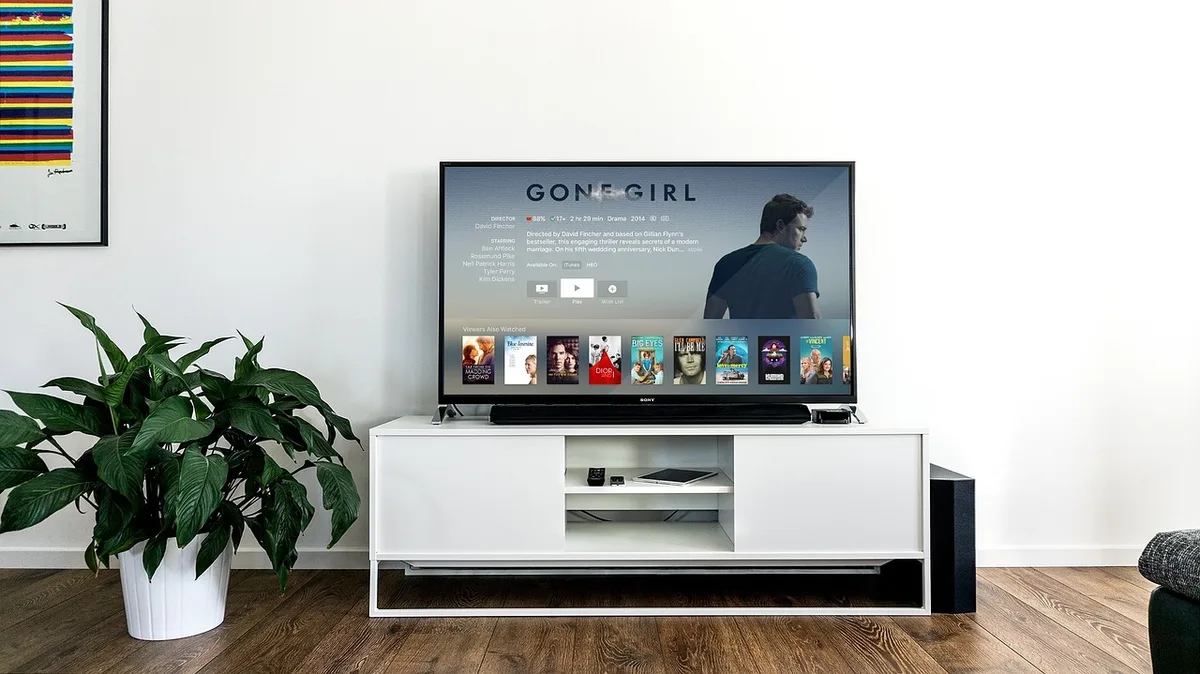 Meuble TV avec télévisieur centré montrant l'espace de dépassement latéral