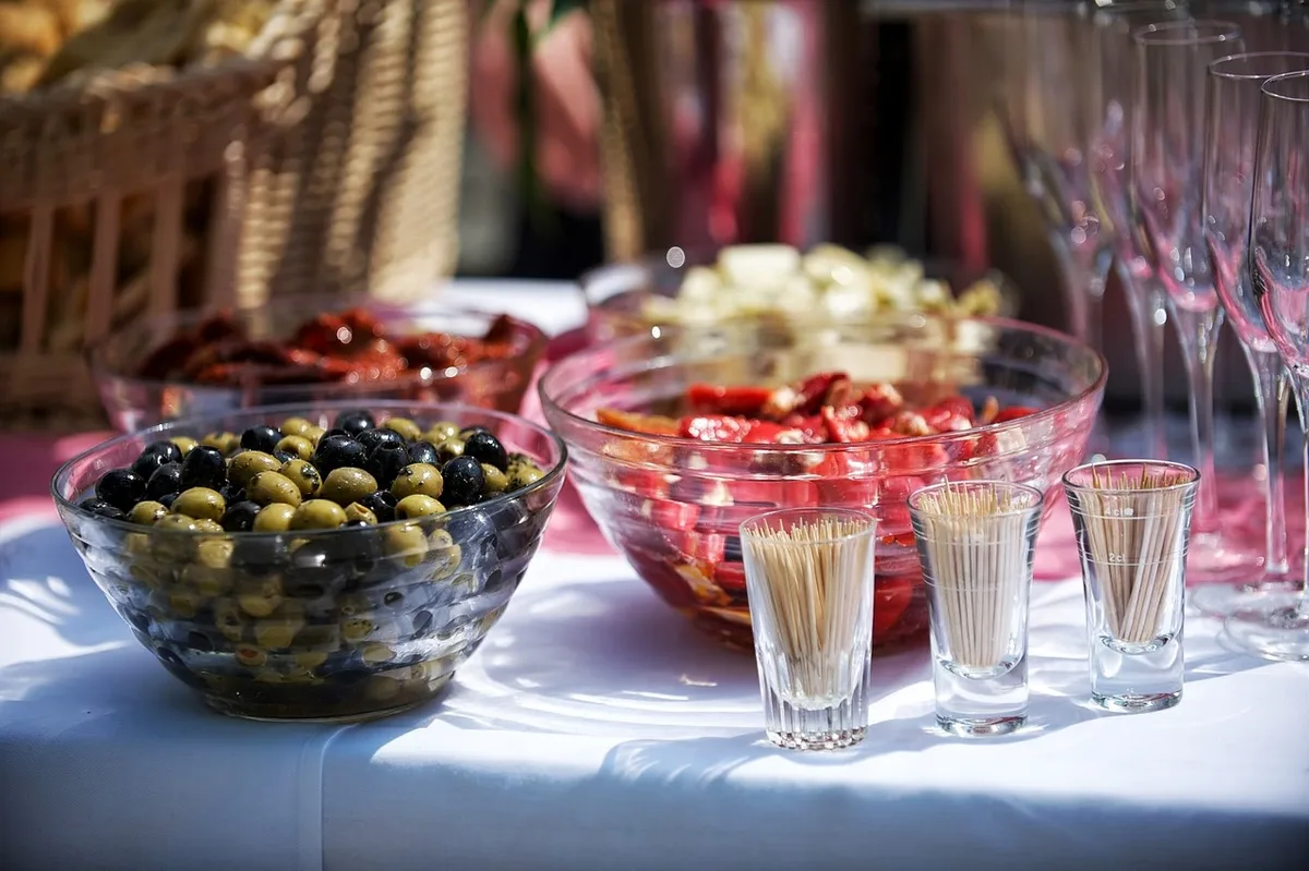 Buffet avec supports à différentes hauteurs et étiquettes pour les plats