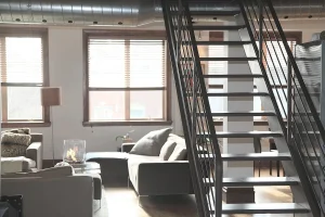Mains remplissant un formulaire de paiement sur une tablette dans un salon baigné de lumière
