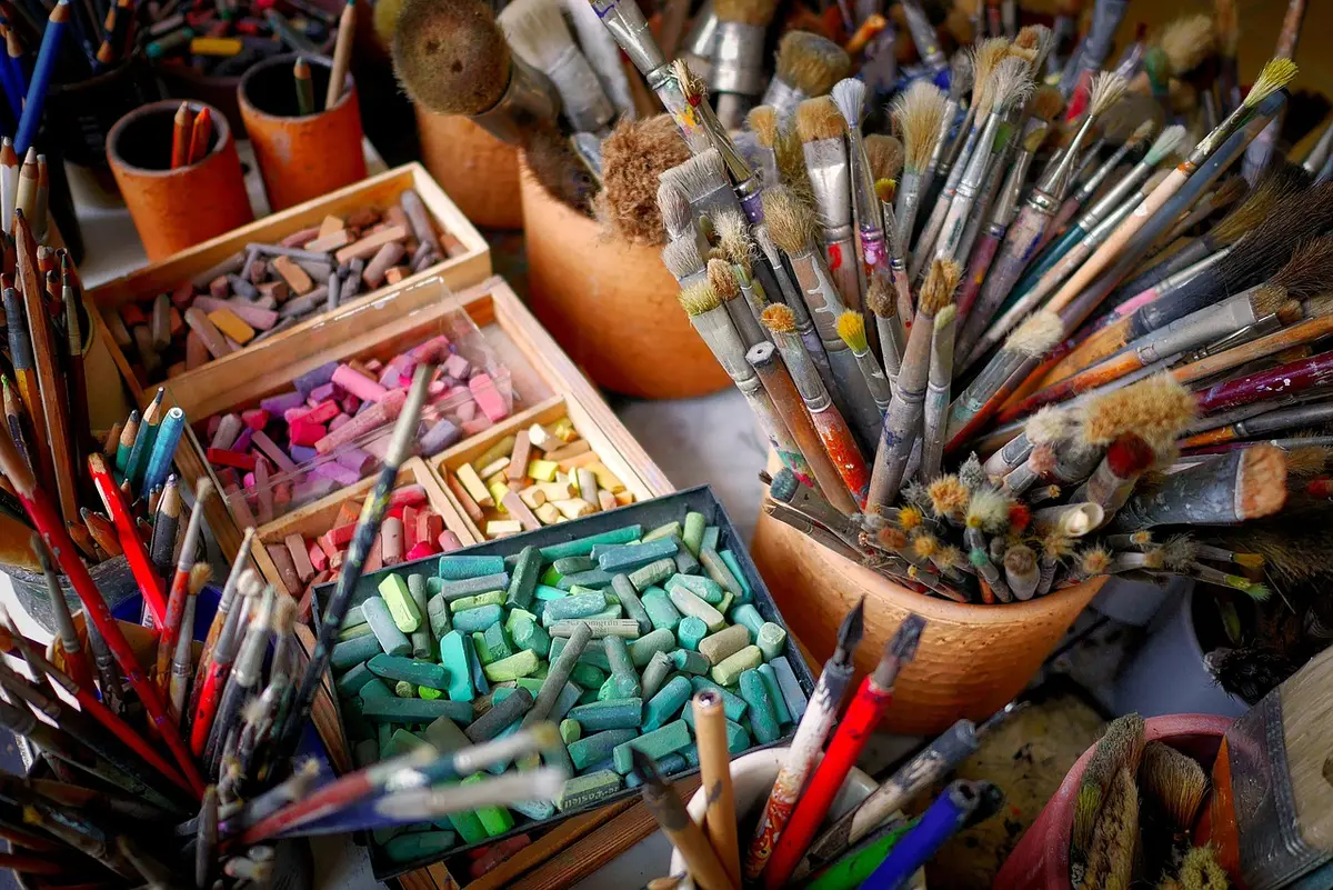 Équipe de designers autour d'une table avec croquis de mobilier