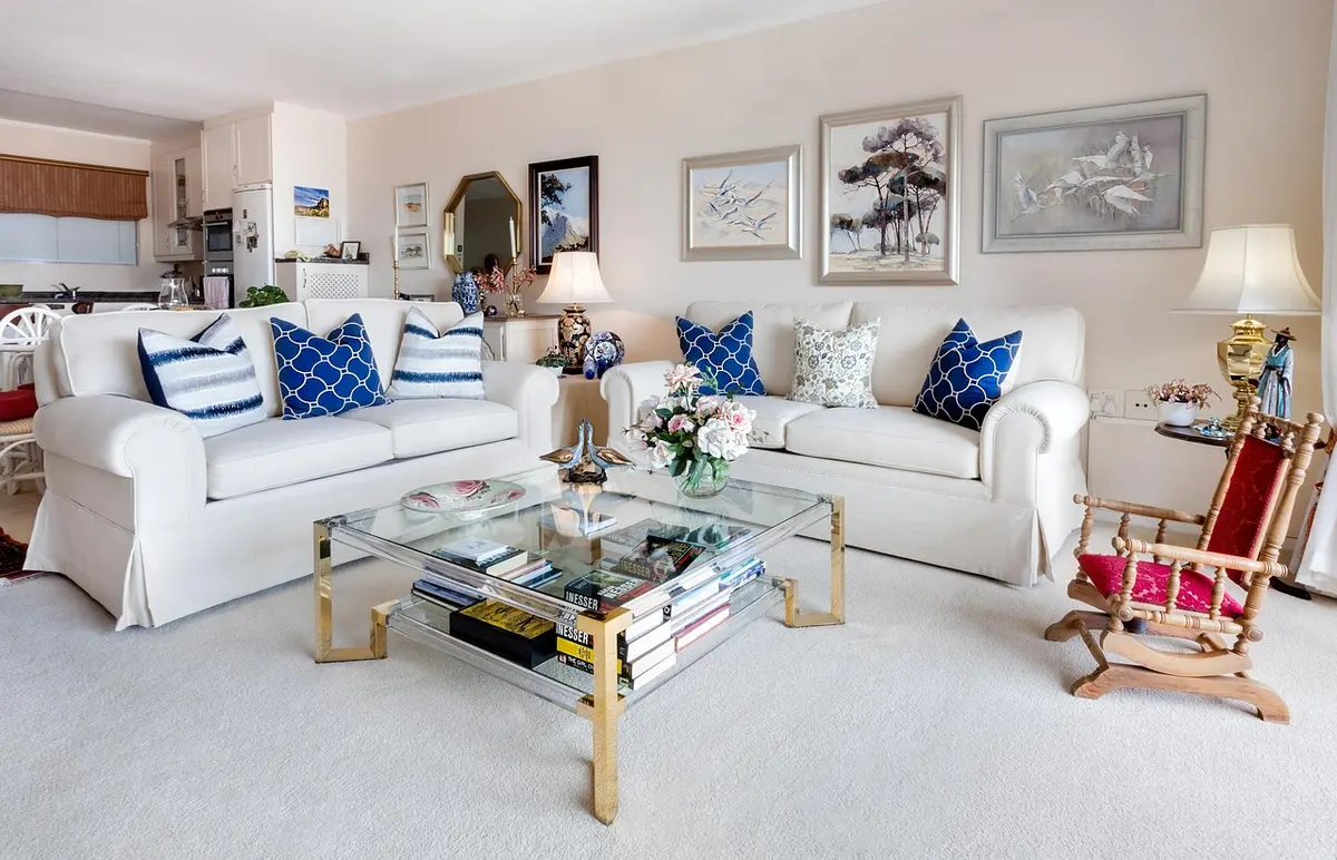 Comparaison de tables basses rondes et rectangulaires dans un salon