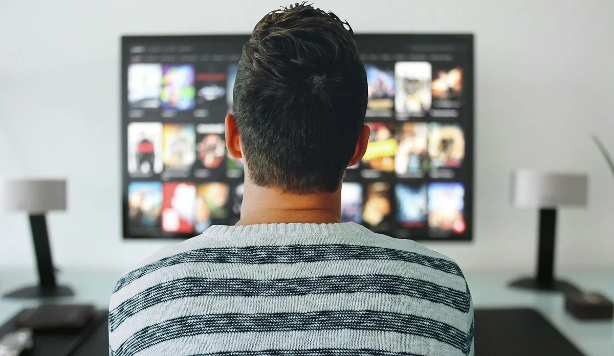 Gros plan de deux écrans TV côte à côte montrant différences de couleurs