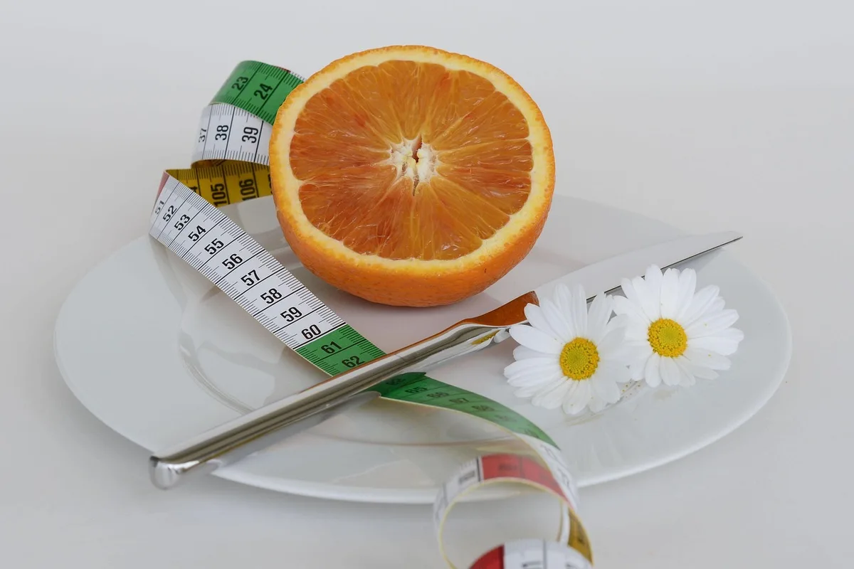 Mesurer la largeur et la profondeur d'un canapé avec un mètre ruban
