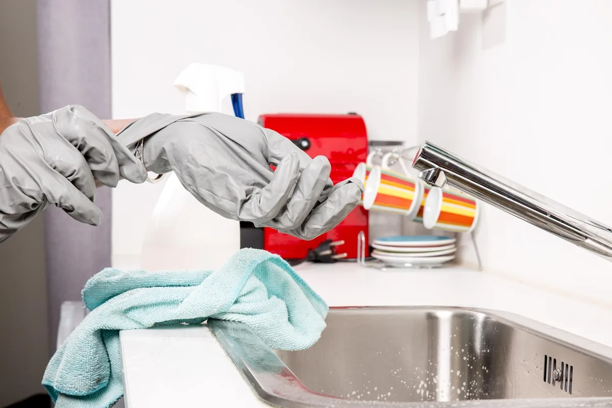 Kit d'entretien pour daim : brosse, gomme et chiffon en microfibre