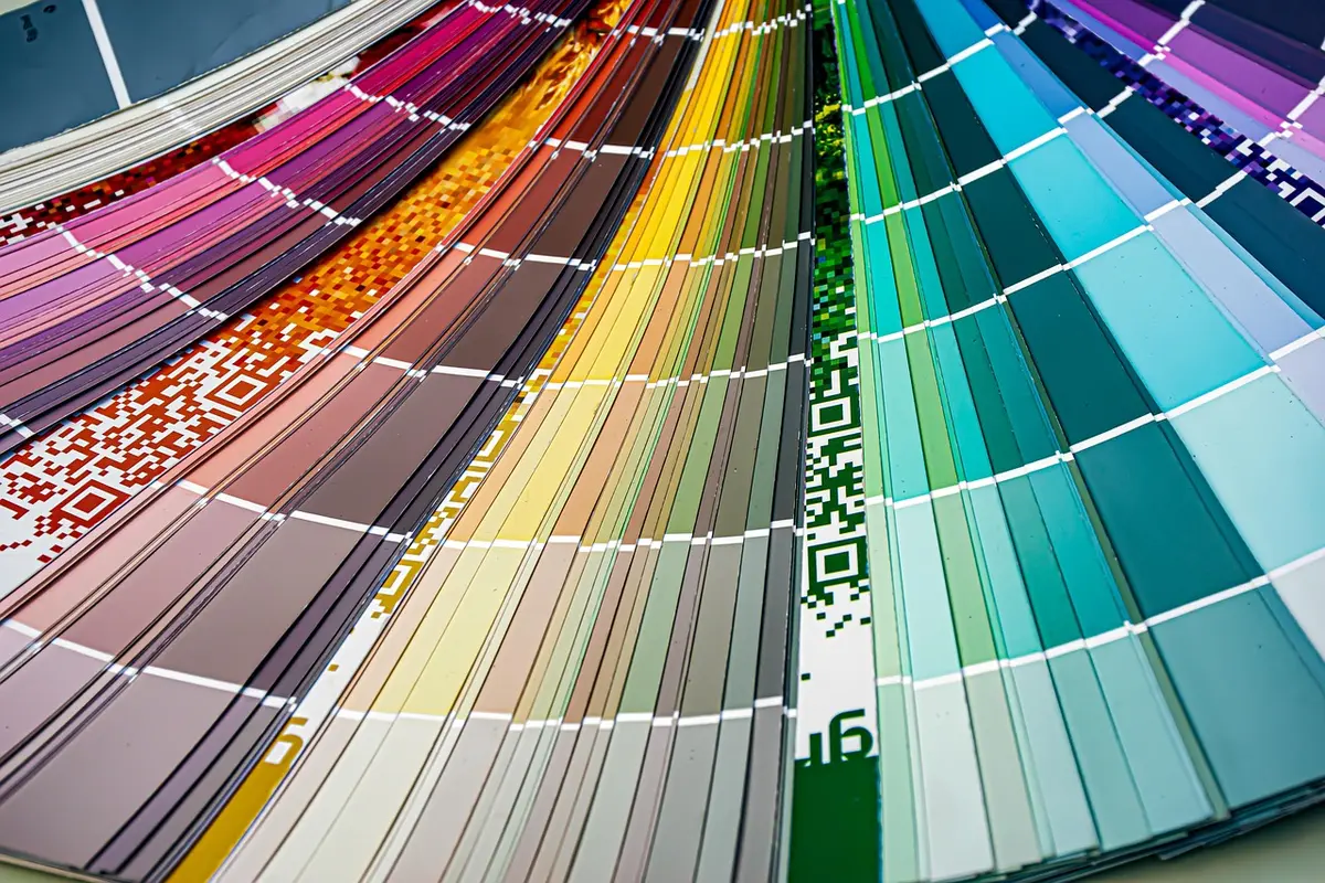 Échantillons de peinture posés sur un mur pour tester des couleurs