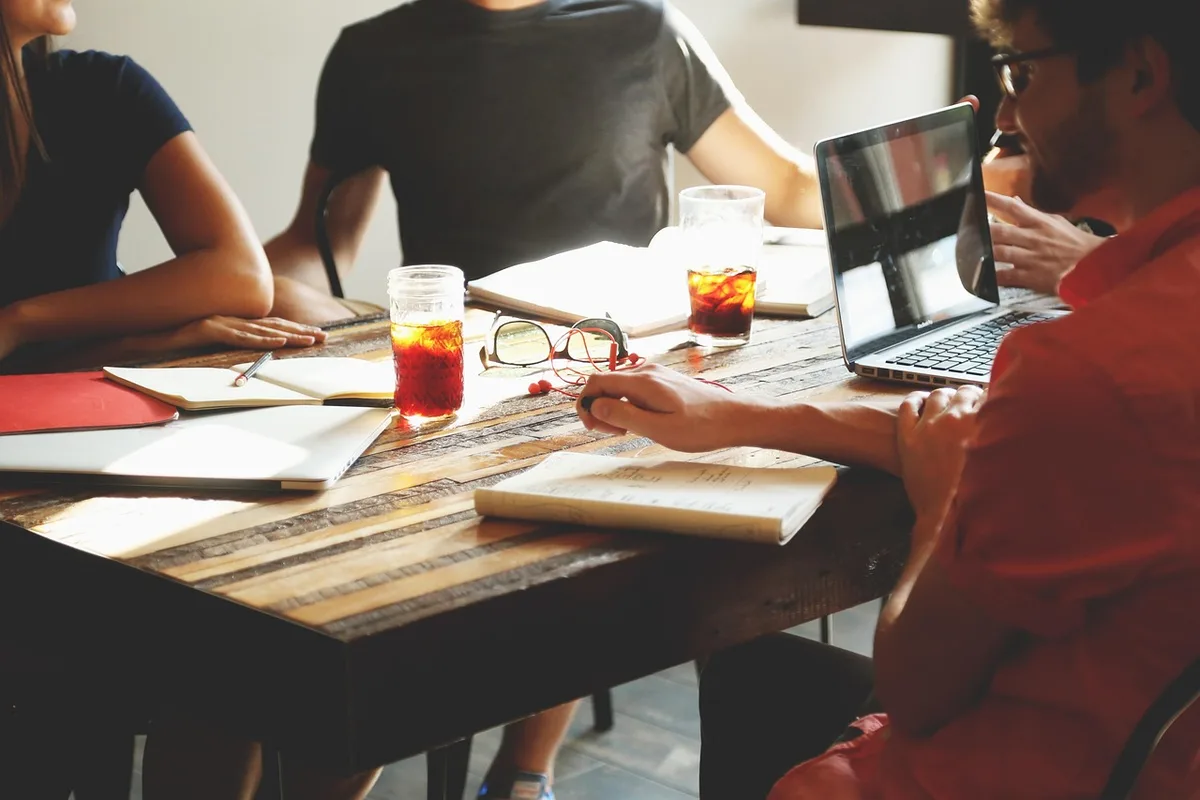 Jury examinant des fiches produit lors d'une évaluation