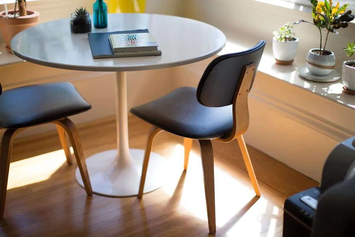 Bureau en plein jour avec fiches produit et dossier technique posés sur une table